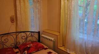 Гостиница Guest house Ostrovok leta Алупка Четырехместный номер с ванной-3