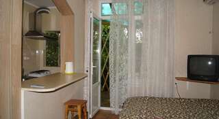 Гостиница Guest house Ostrovok leta Алупка Четырехместный номер с ванной-7