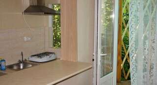 Гостиница Guest house Ostrovok leta Алупка Четырехместный номер с ванной-4