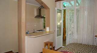 Гостиница Guest house Ostrovok leta Алупка Четырехместный номер с ванной-6