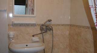 Гостиница Guest house Ostrovok leta Алупка Четырехместный номер с ванной-9