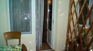 Гостиница Guest house Ostrovok leta Алупка Четырехместный номер с ванной-8